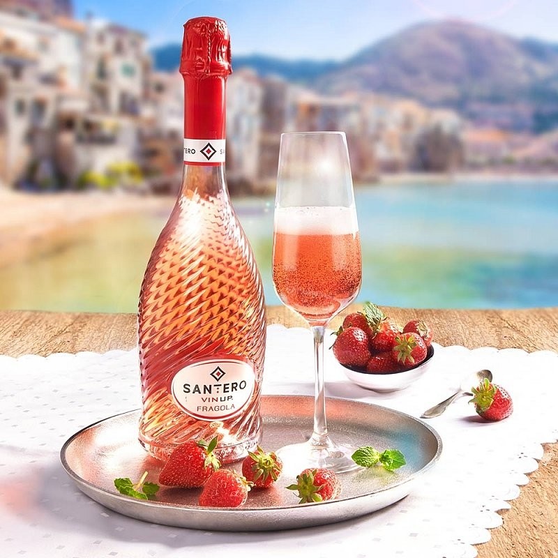 Šumivé víno s příchutí jahod