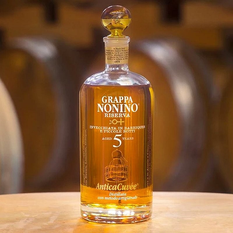 Grappa zrající 5 let v dubových sudech