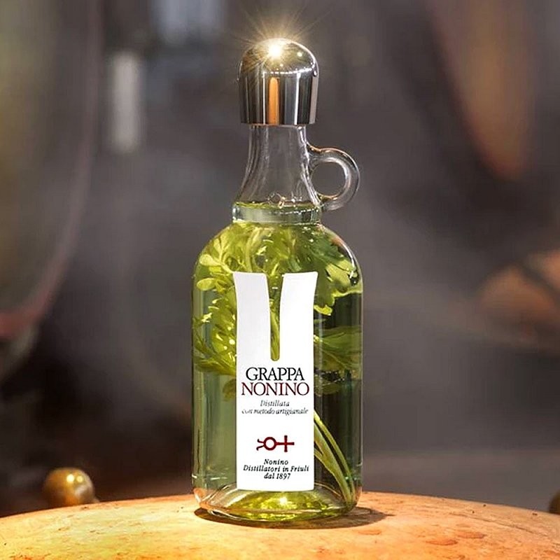 Grappa s větví routy vonné