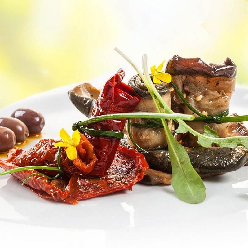 Na slunci usušená zelenina , naložená v olivovém oleji