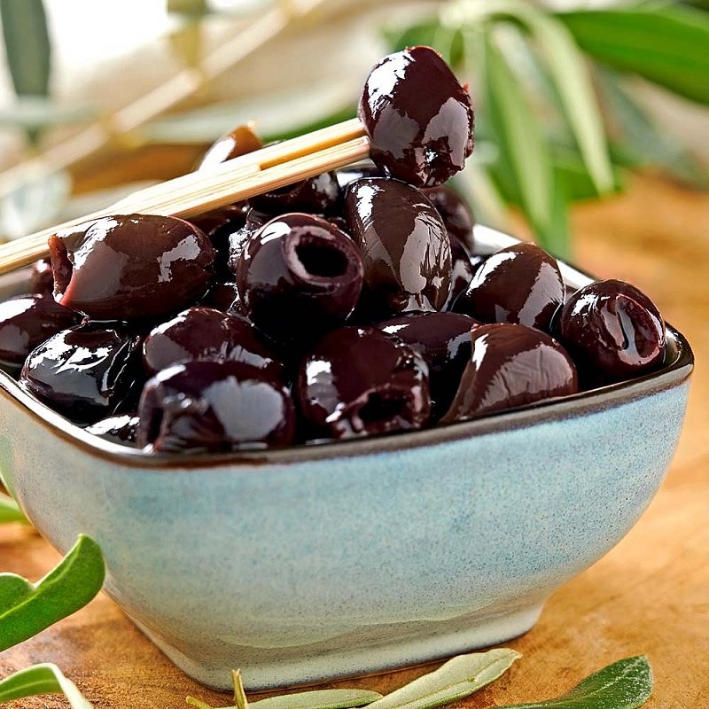 Černé vypeckované olivy v olivovém oleji