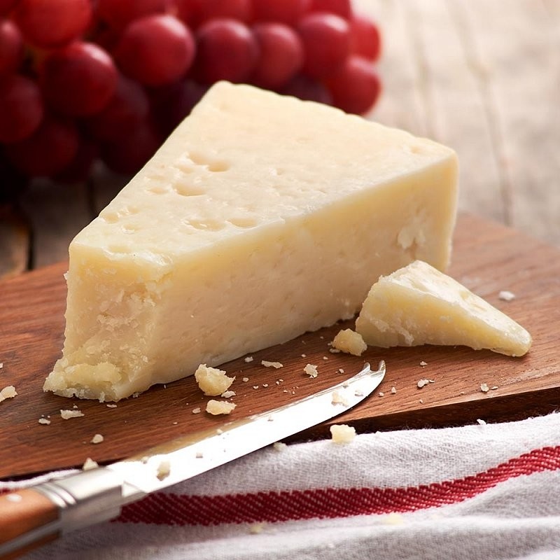 Italský tvrdý ovčí sýr Pecorino