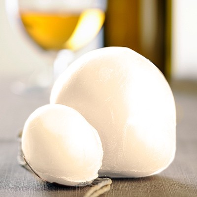 Mladá scamorza z buvolího mléka