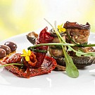 Na slunci usušená zelenina , naložená v olivovém oleji