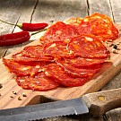 Salám s chilli krémem - krájený